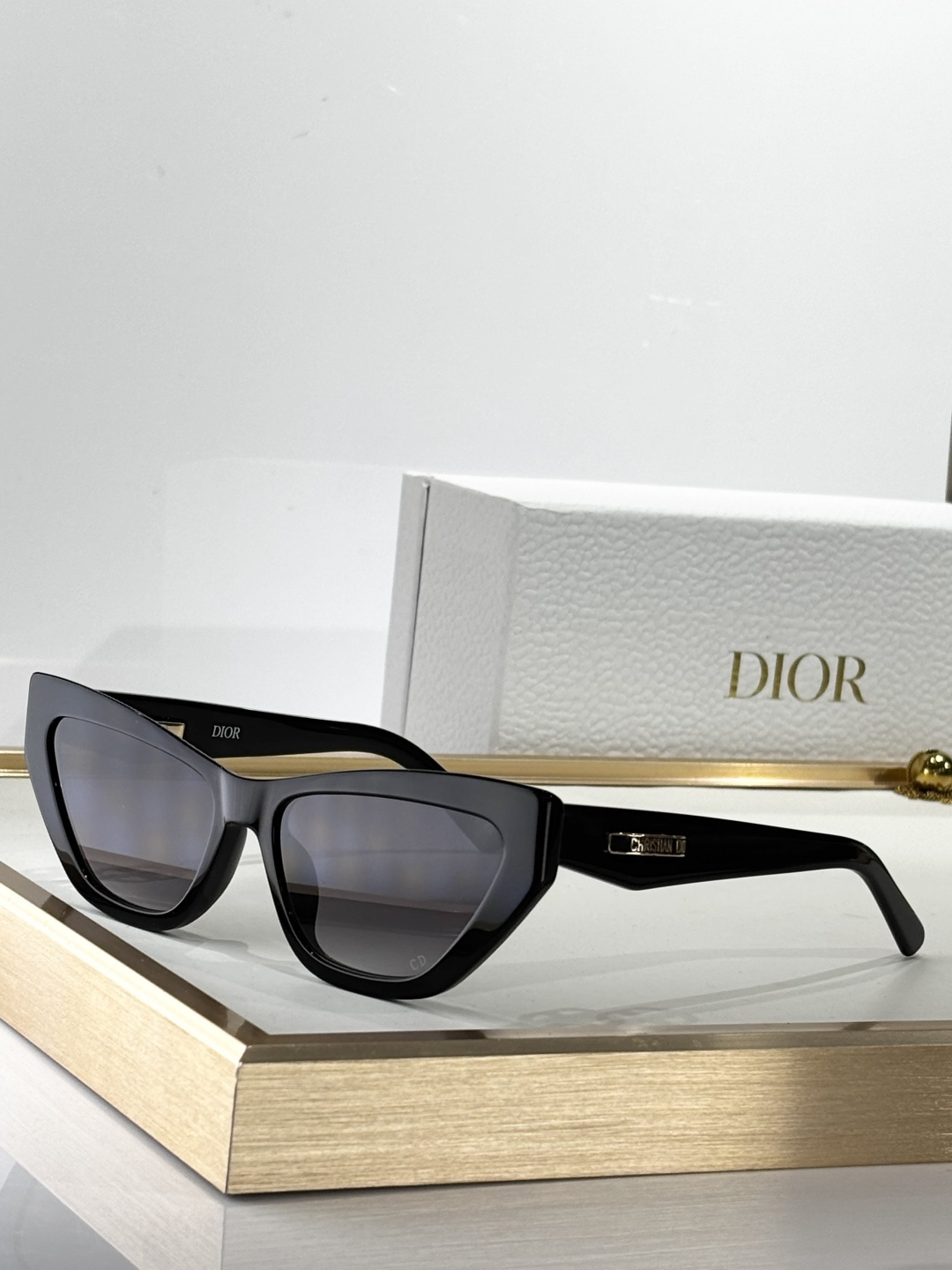 Dior Luxury Cat-Eye Sunglasses – Elegant Designer Eyewear