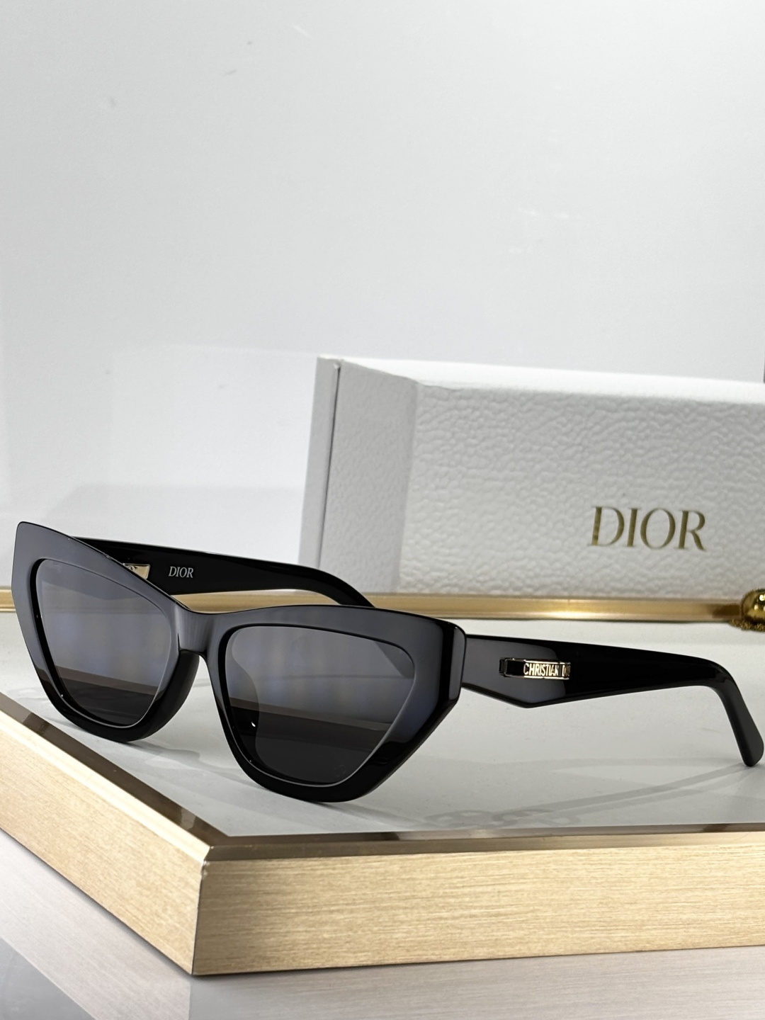 Dior Luxury Cat-Eye Sunglasses – Elegant Designer Eyewear