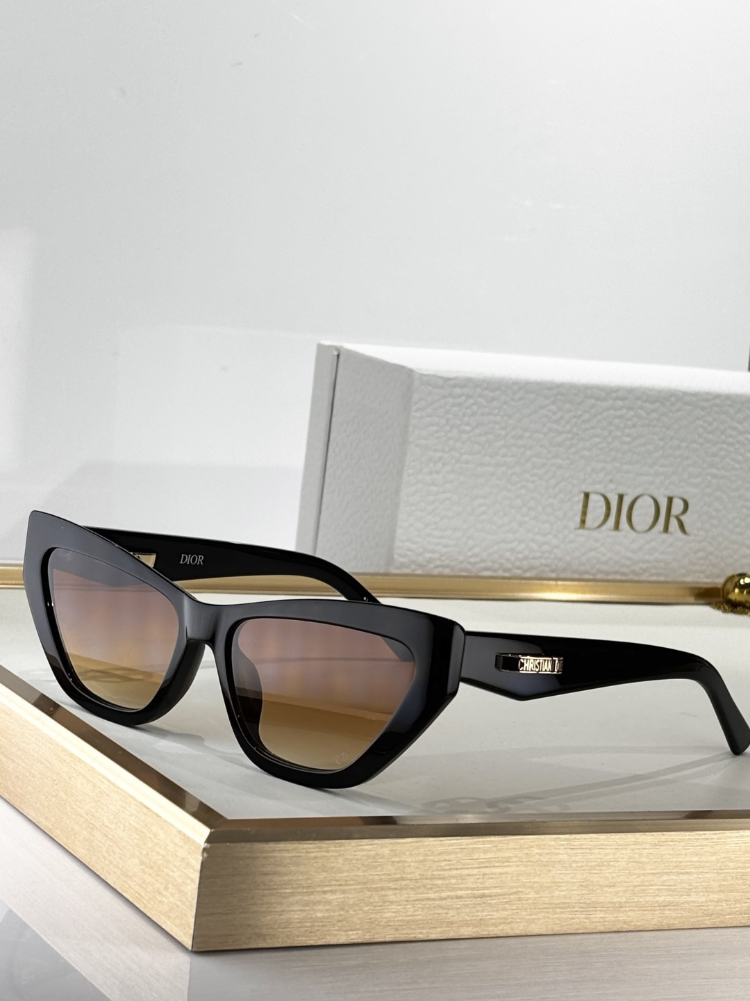 Dior Luxury Cat-Eye Sunglasses – Elegant Designer Eyewear