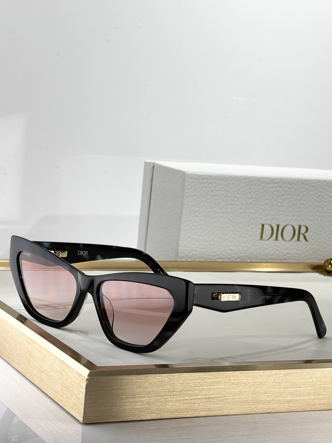 Dior Luxury Cat-Eye Sunglasses – Elegant Designer Eyewear