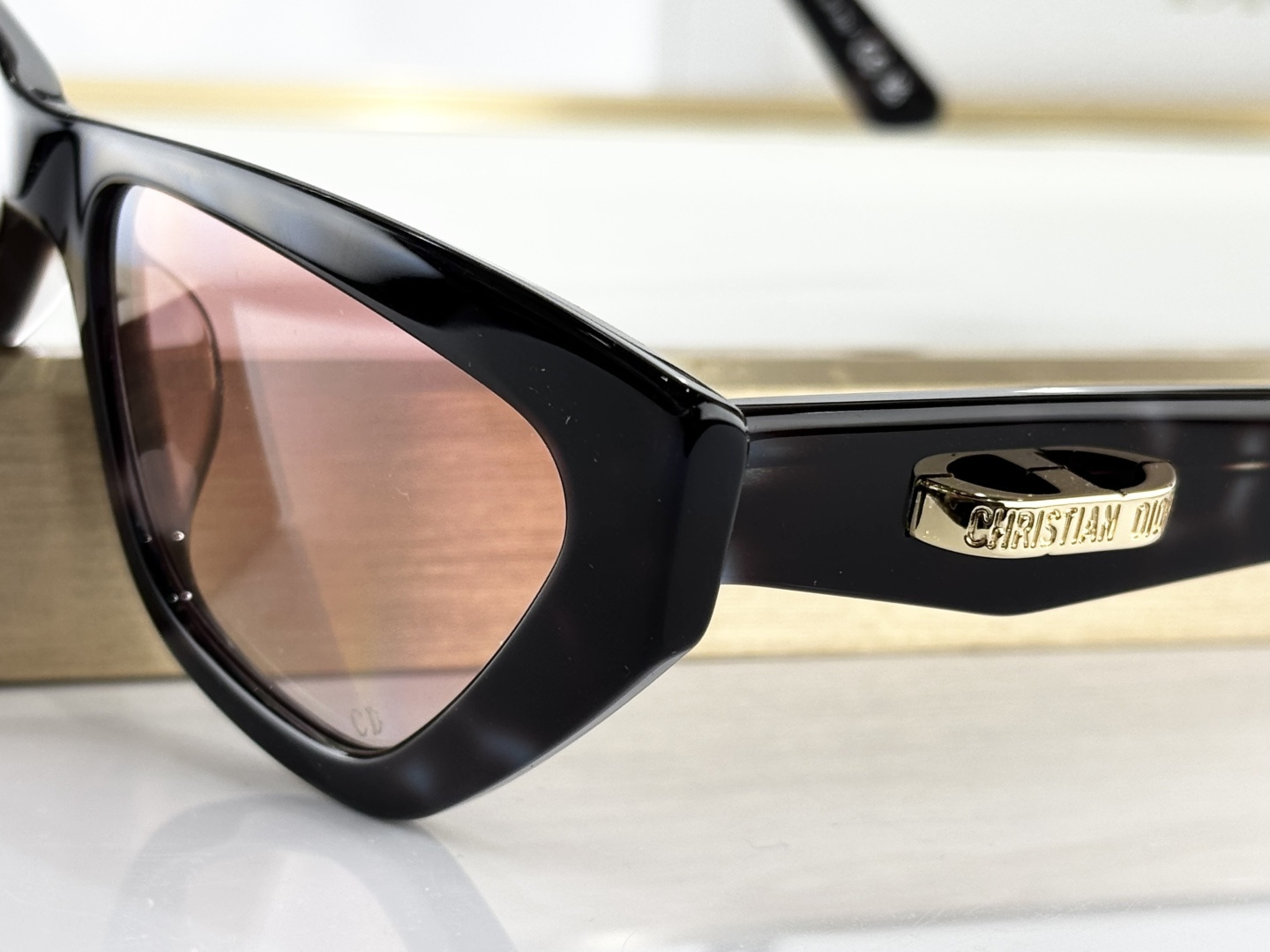 Dior Luxury Cat-Eye Sunglasses – Elegant Designer Eyewear