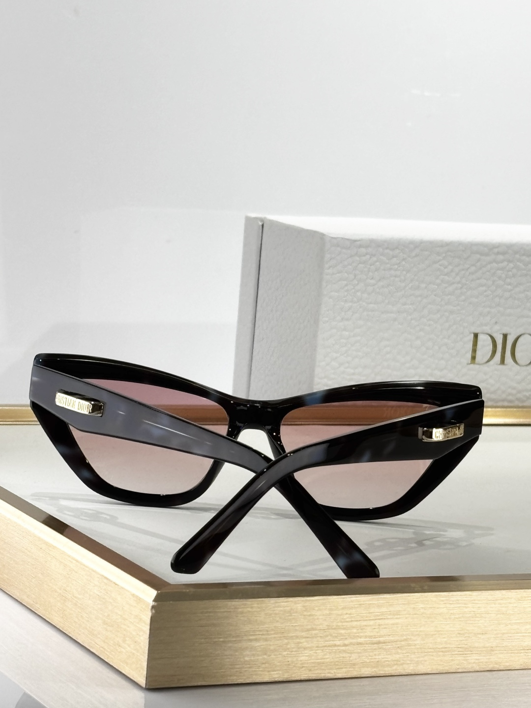 Dior Luxury Cat-Eye Sunglasses – Elegant Designer Eyewear