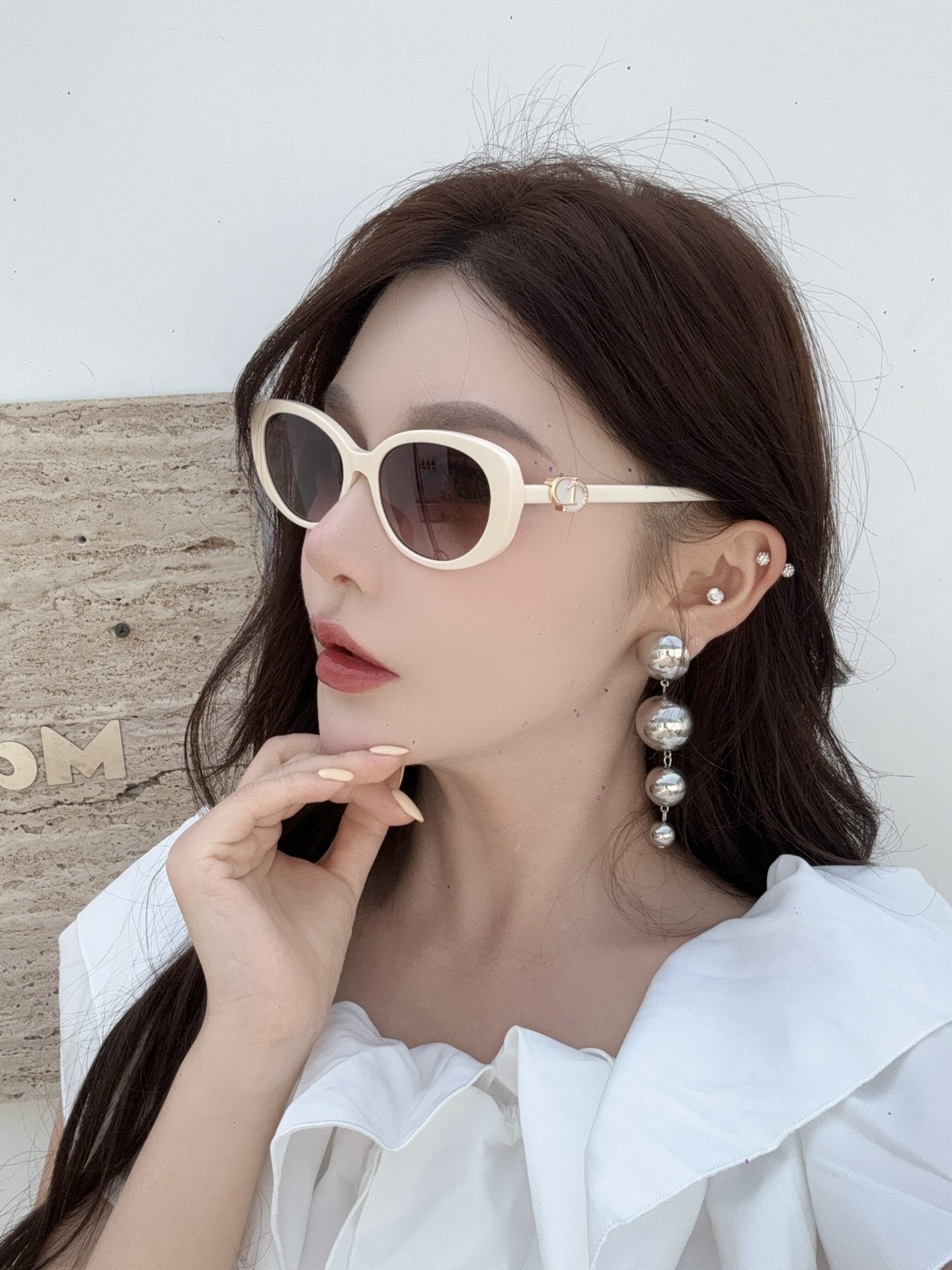 Vintage Oval Cat-Eye Sunglasses with Elegant Gold Emblem