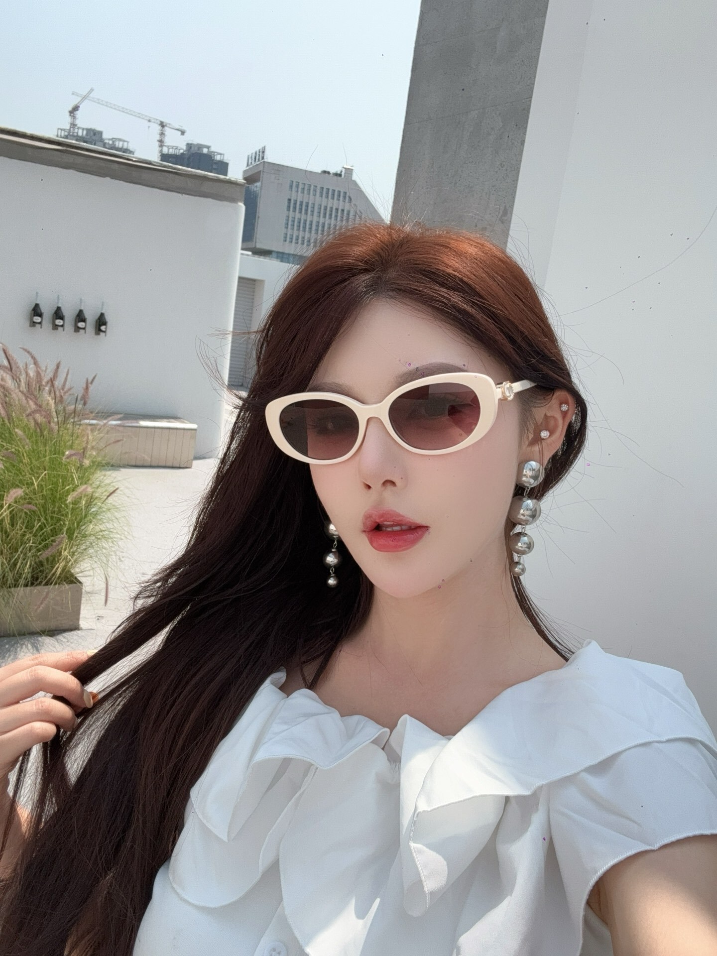 Vintage Oval Cat-Eye Sunglasses with Elegant Gold Emblem