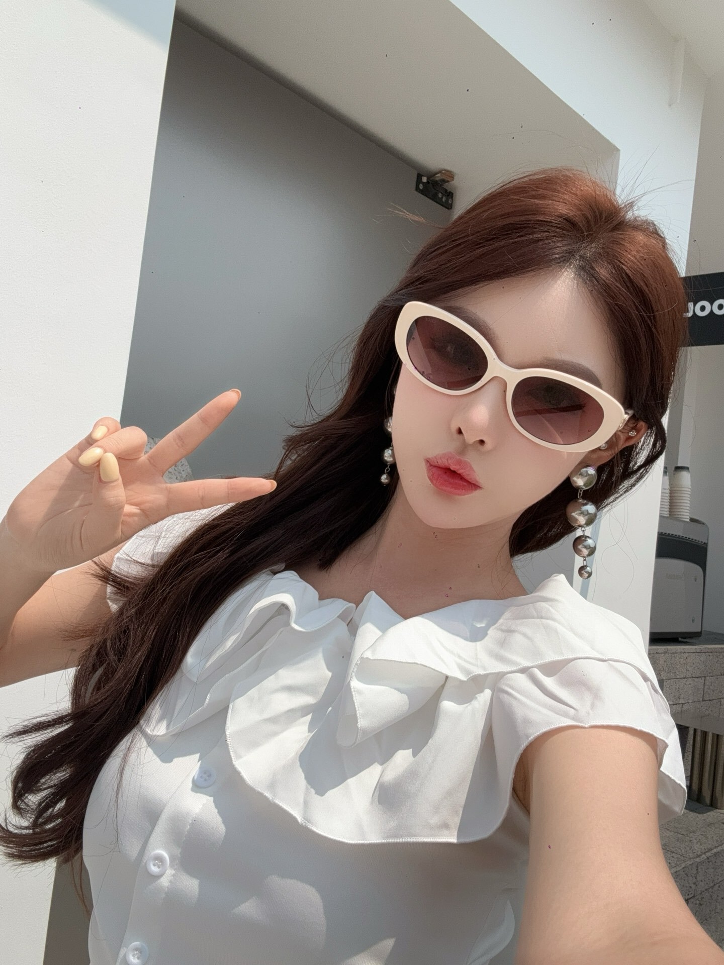 Vintage Oval Cat-Eye Sunglasses with Elegant Gold Emblem