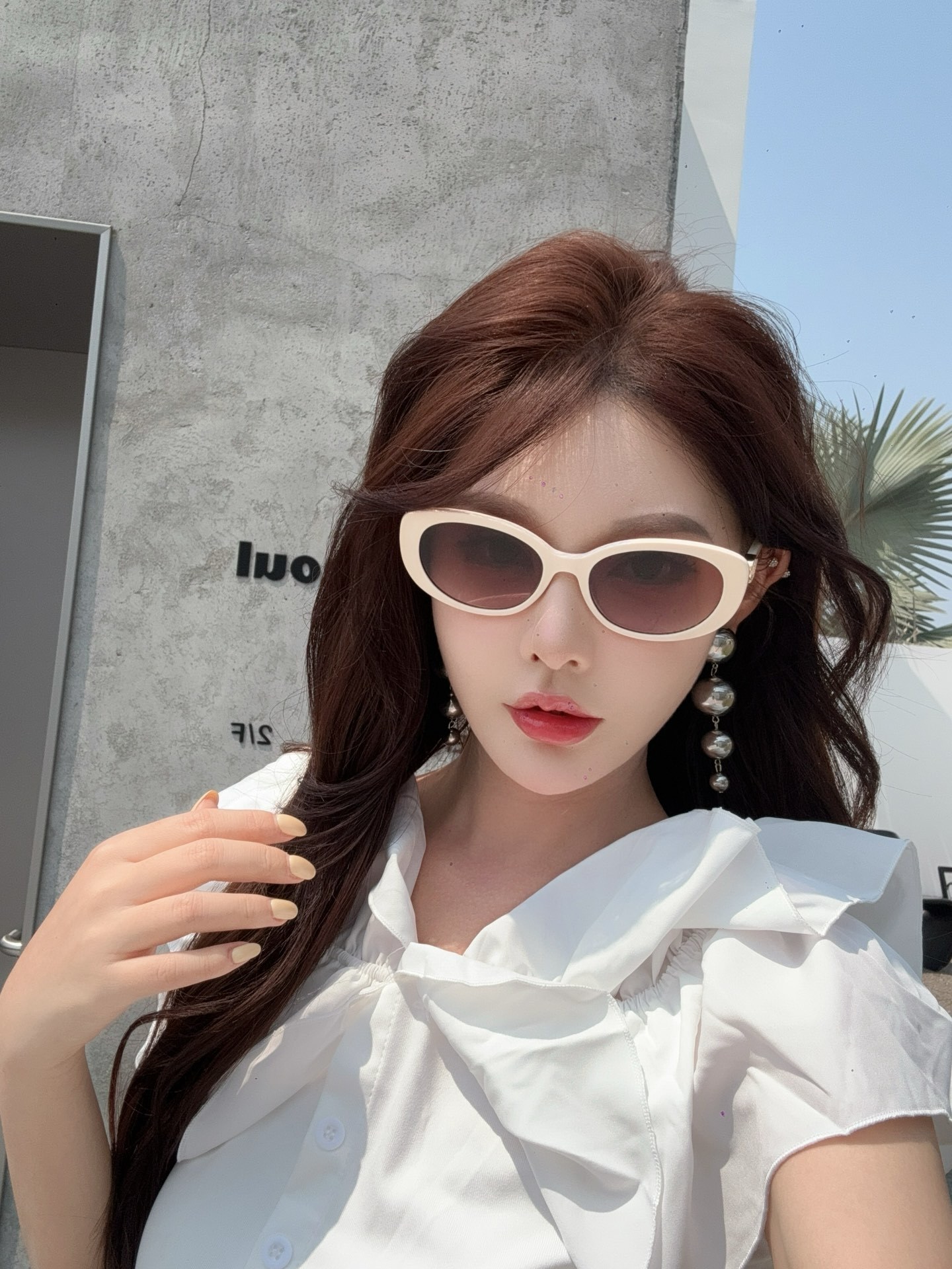 Vintage Oval Cat-Eye Sunglasses with Elegant Gold Emblem