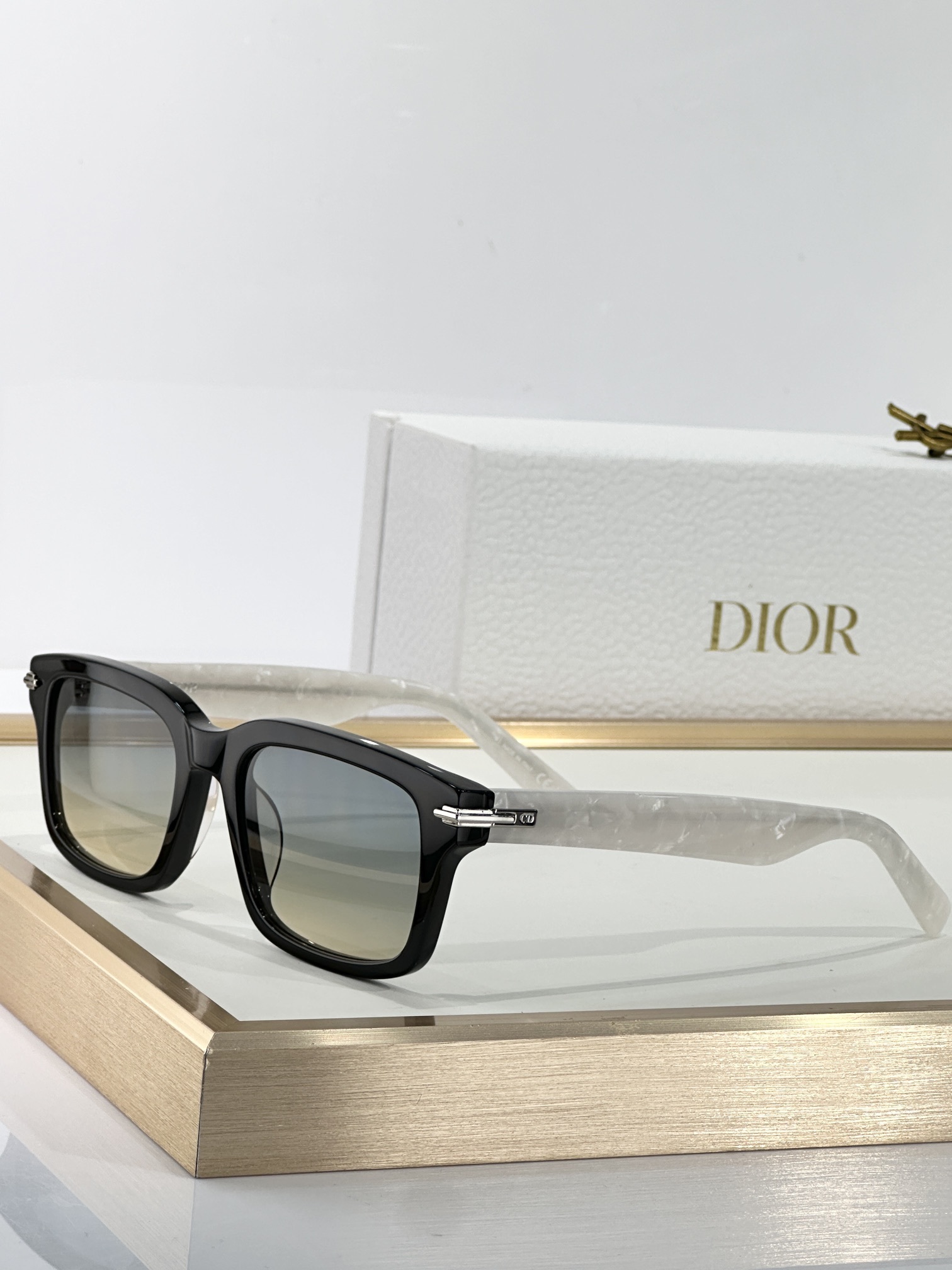 Dior Luxury Rectangular Sunglasses – Elegant Tortoise & Champagne