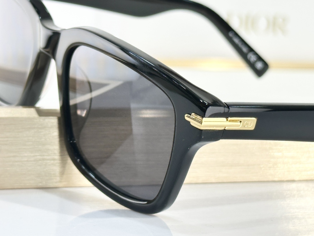 Dior Luxury Rectangular Sunglasses – Elegant Tortoise & Champagne