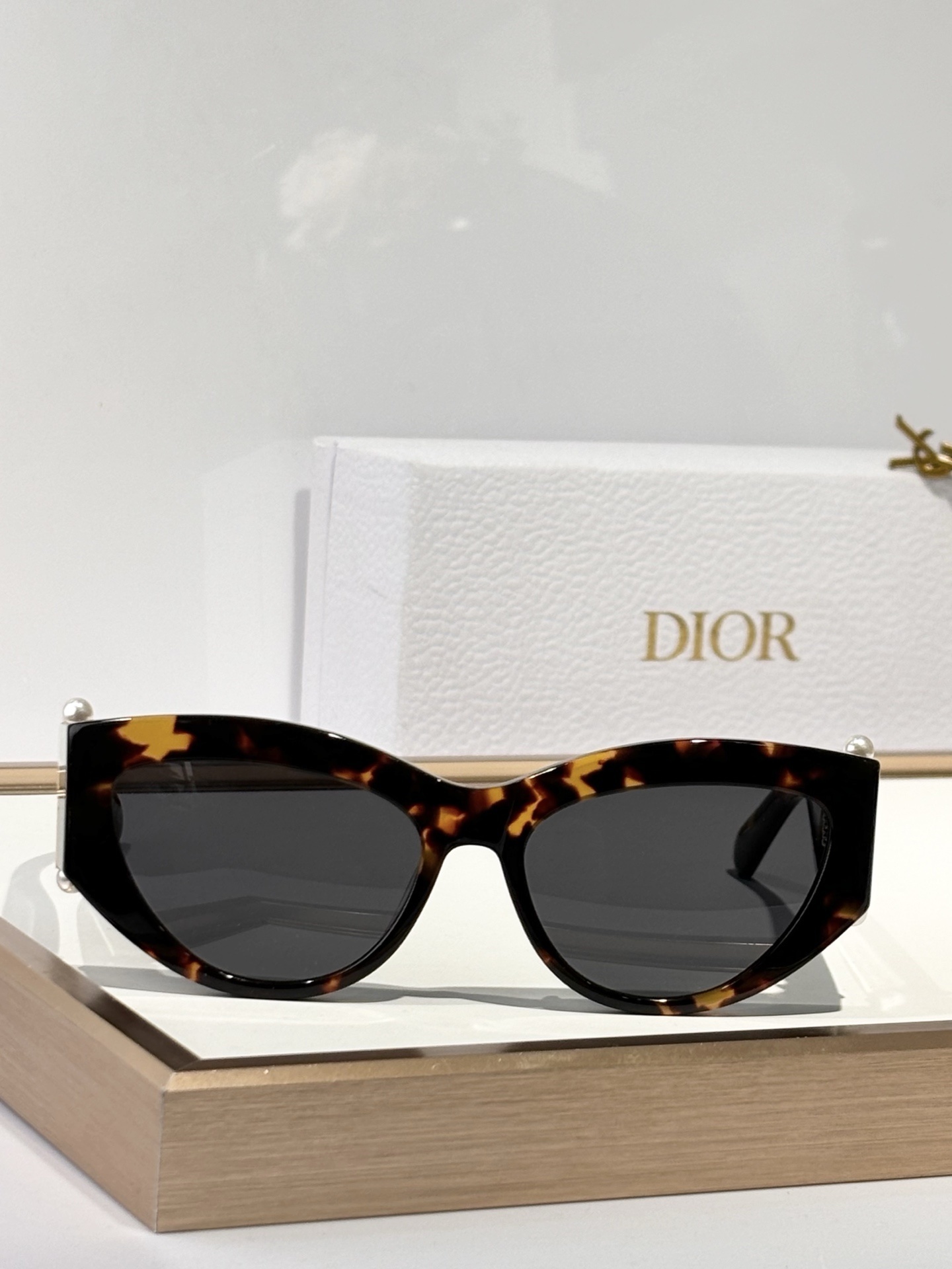 muse Dior Tortoise Cat-Eye Sunglasses – Dior Muse Tortoise Cat-Eye