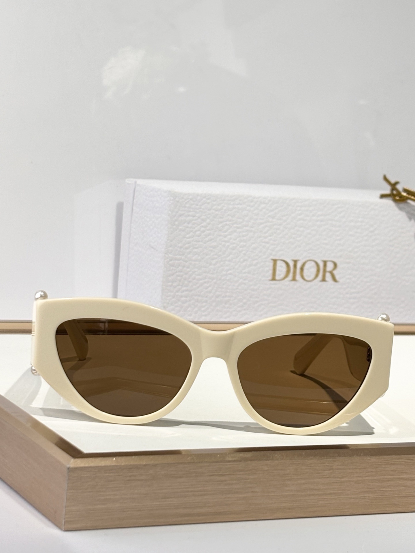 Dior Cat-Eye Sunglasses with Pearl Accents – Luxury Eyewear
