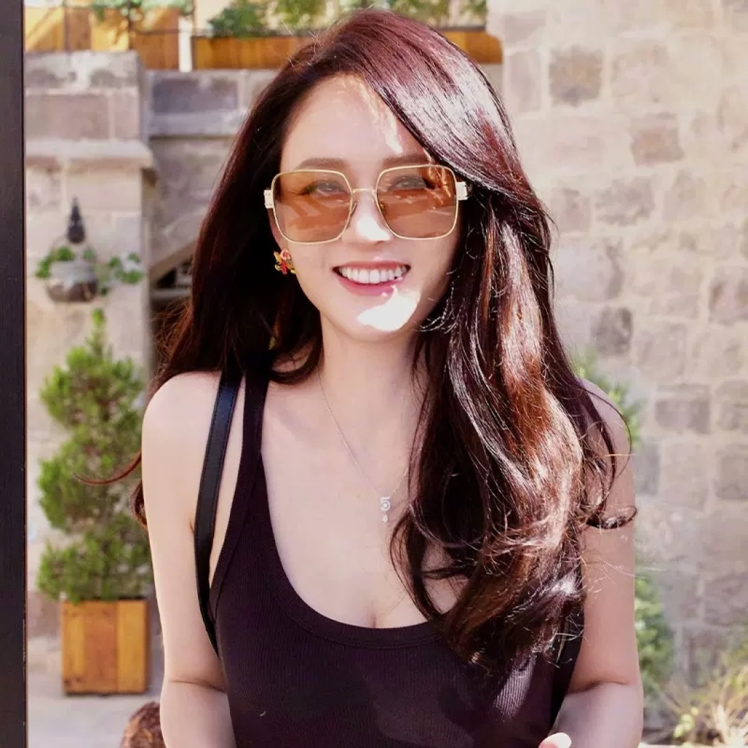 Luxury Square Oversized Sunglasses for Women – Chic Gold Frame