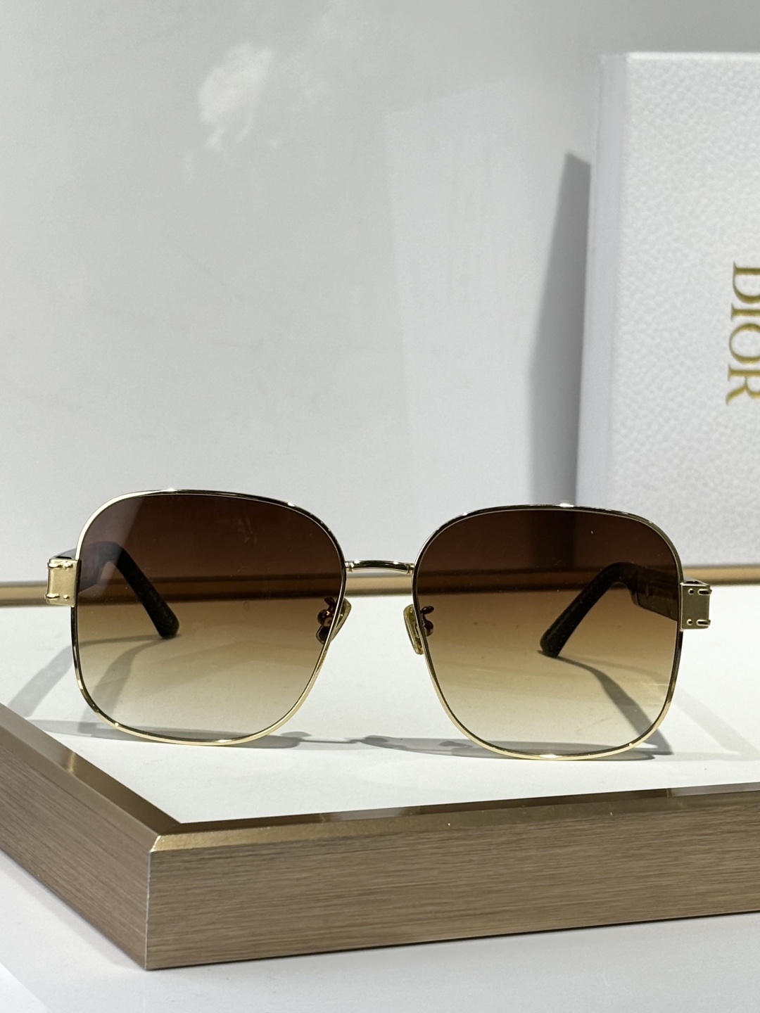 Dior Gold-Frame Brown Sunglasses – Dior Gold-Frame Brown Gradient