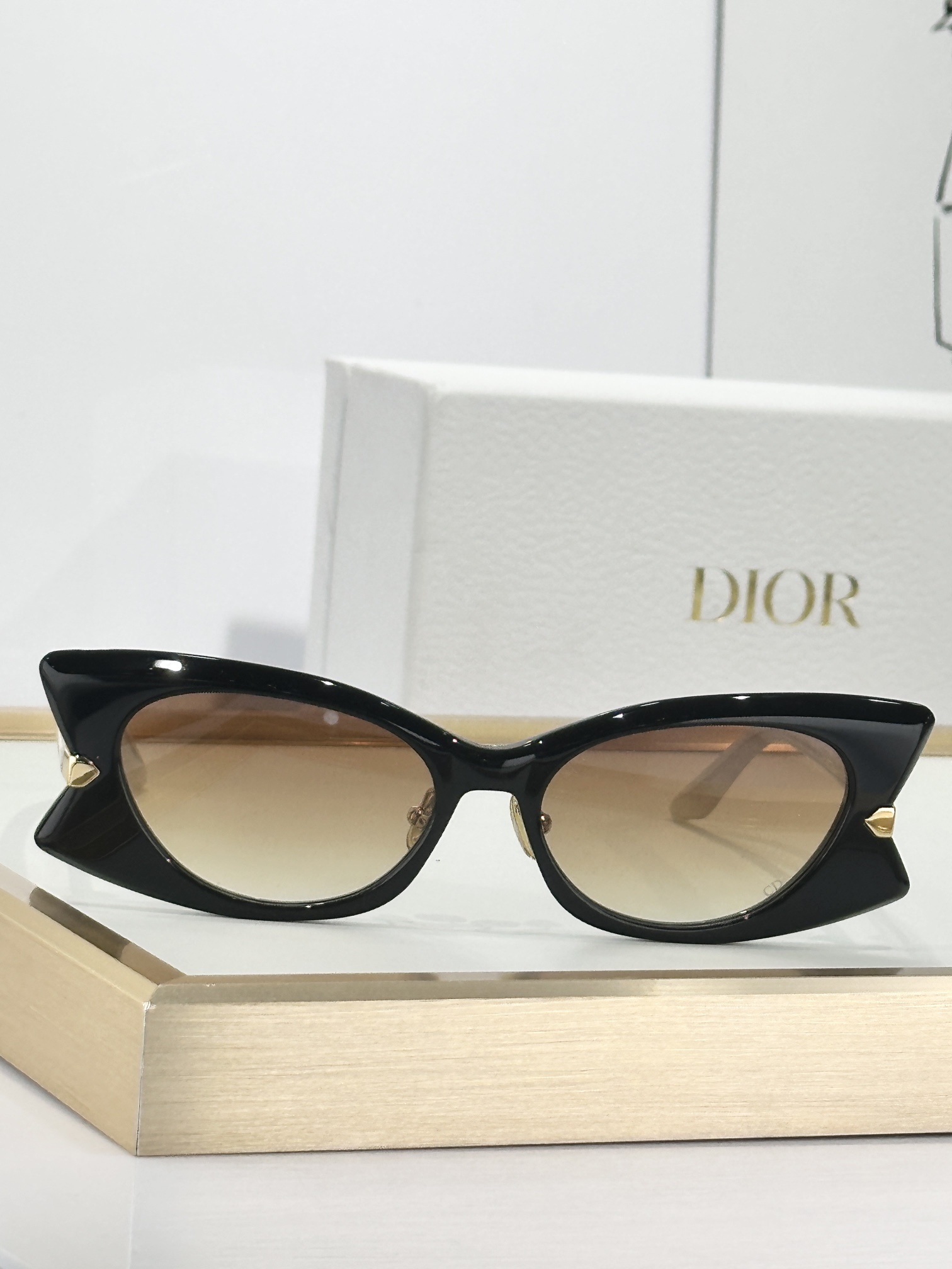 Dior Luxury Cat-Eye Sunglasses – Geometric Designer Eyewear