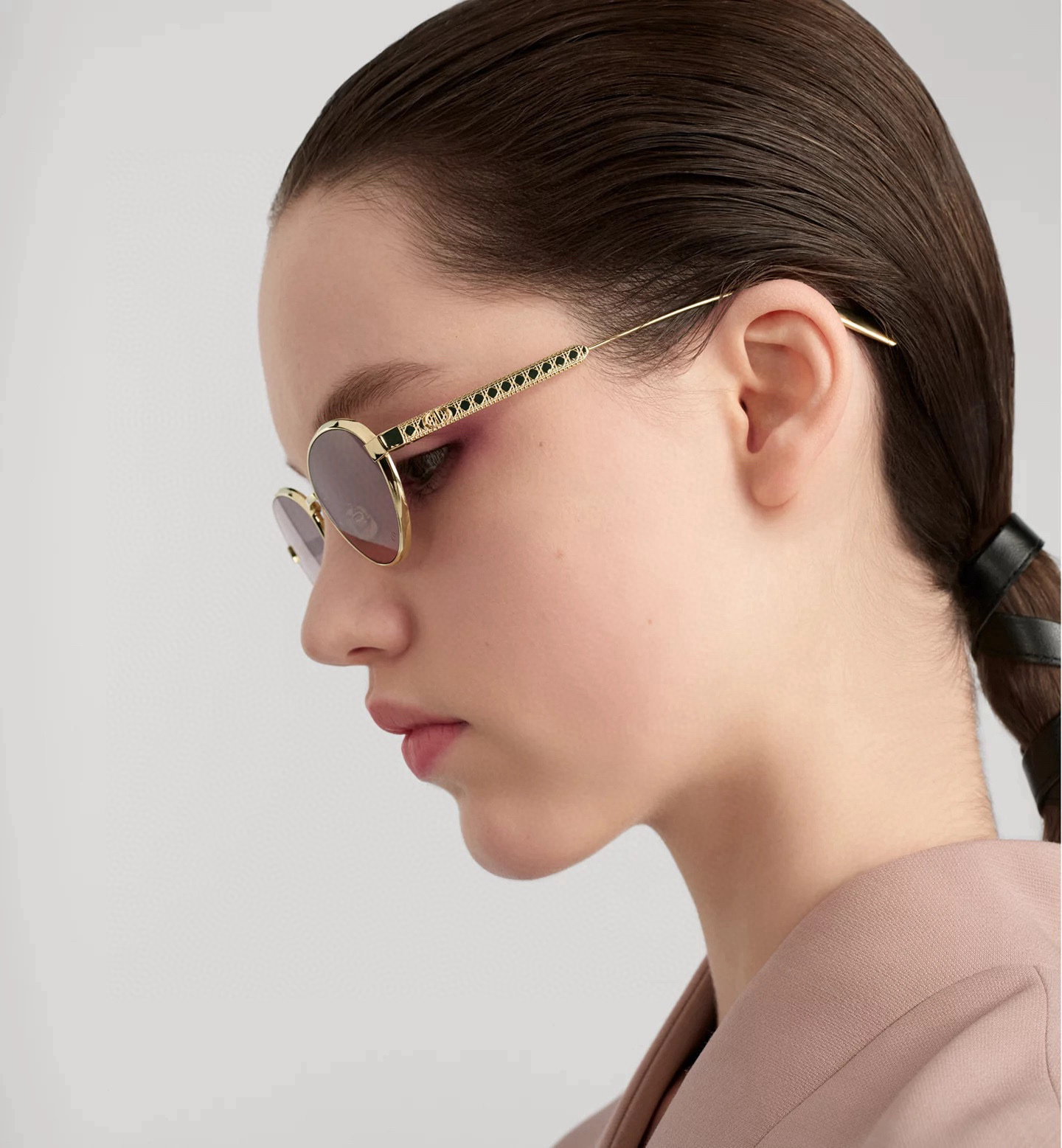 Vintage Oval Metal Sunglasses with Engraved Temples – Luxury Eyewear