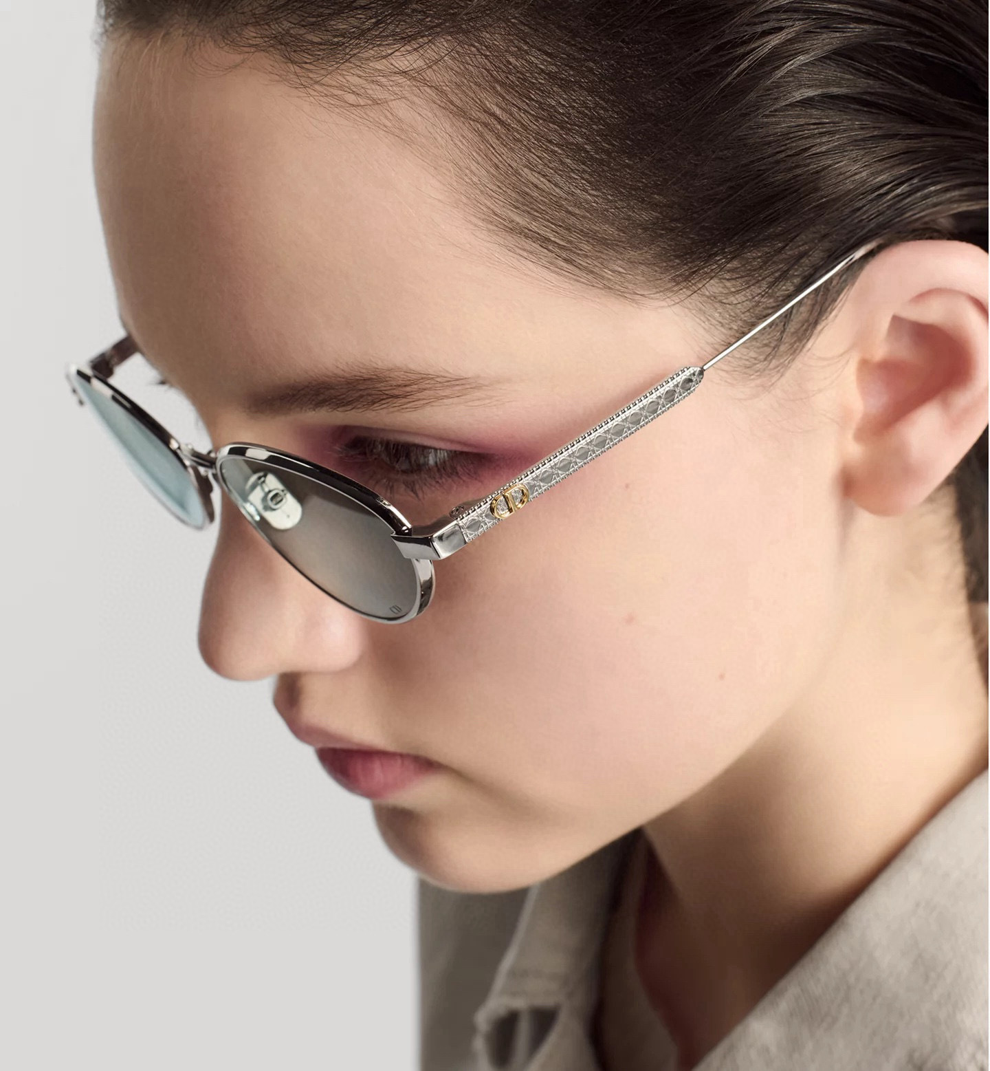 Vintage Oval Metal Sunglasses with Engraved Temples – Luxury Eyewear