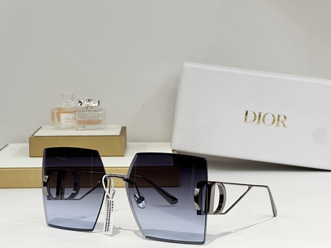 Dior Black Gradient Square Sunglasses – Statement Frames