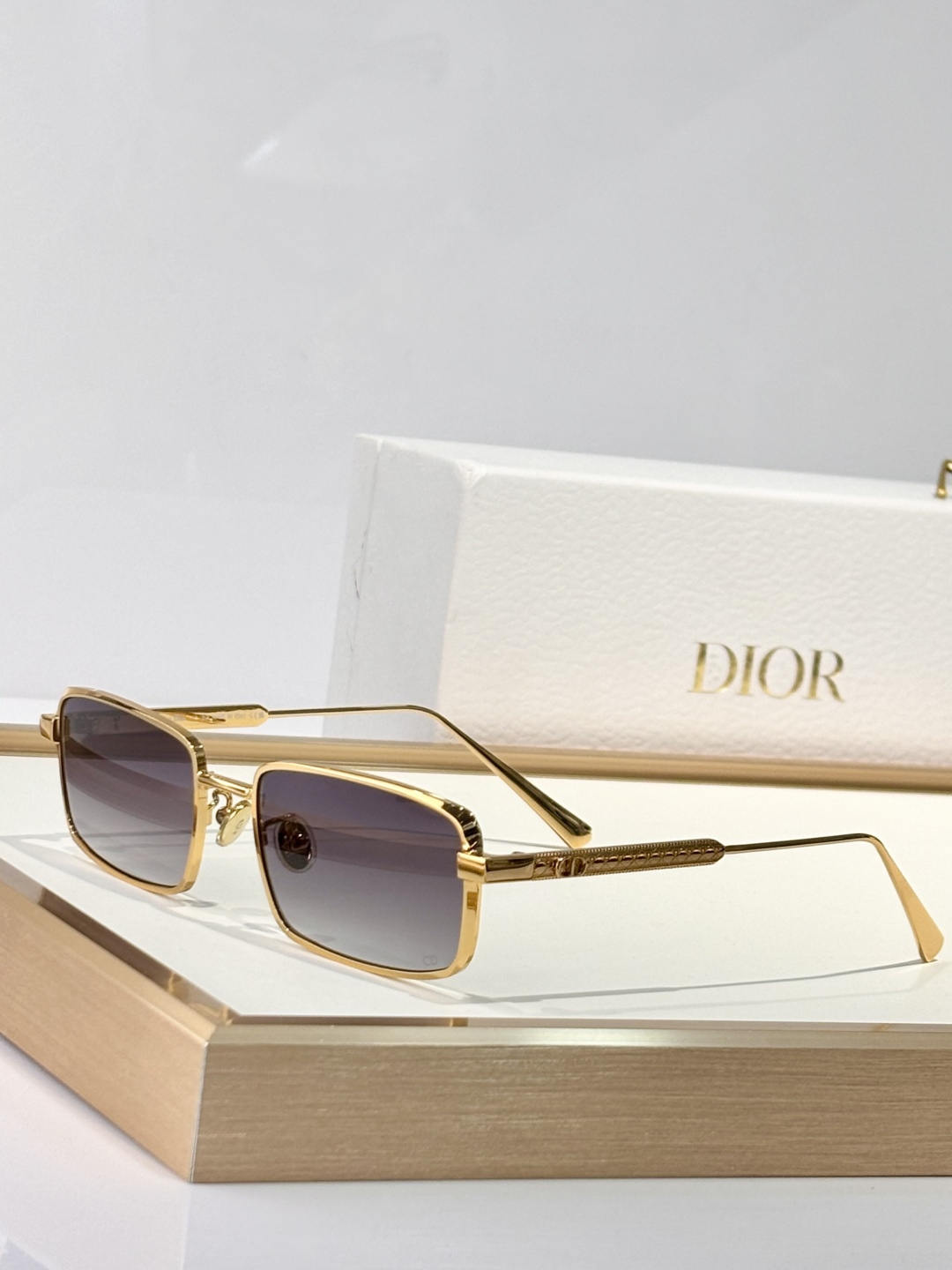 gradient Dior Gold Rectangular Sunglasses – Dior Gold Rectangular
