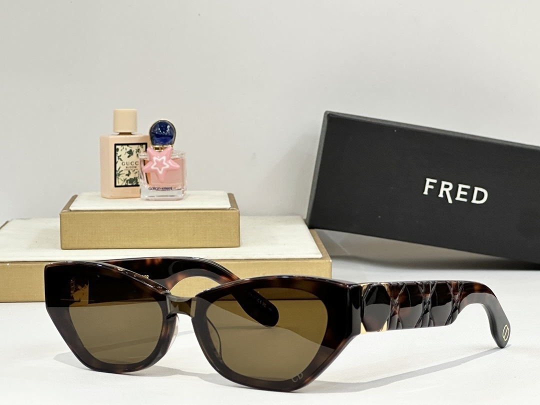 Luxury Cat-Eye Sunglasses with Quilted Cannage Temples