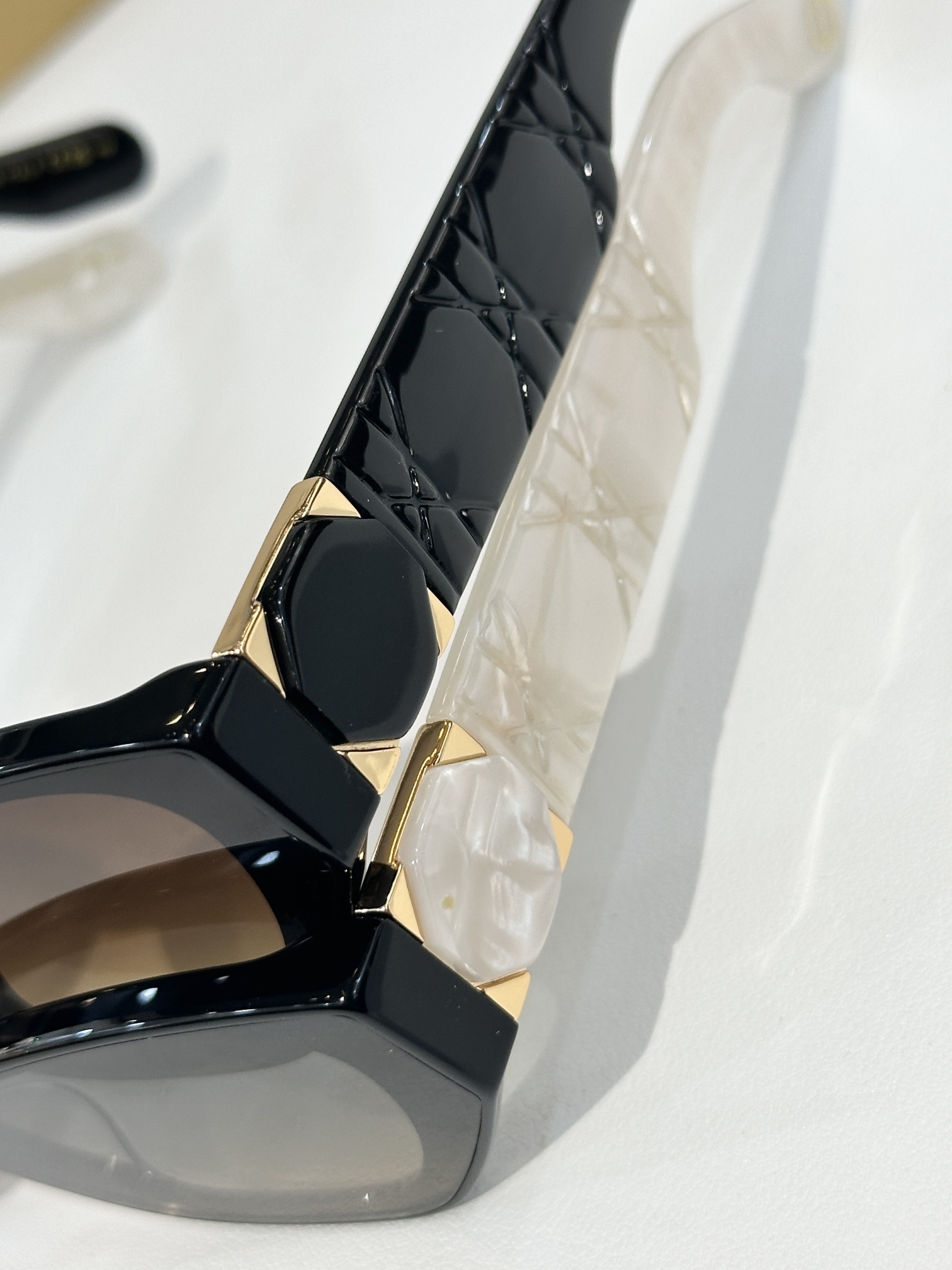 Luxury Cat-Eye Sunglasses with Quilted Cannage Temples