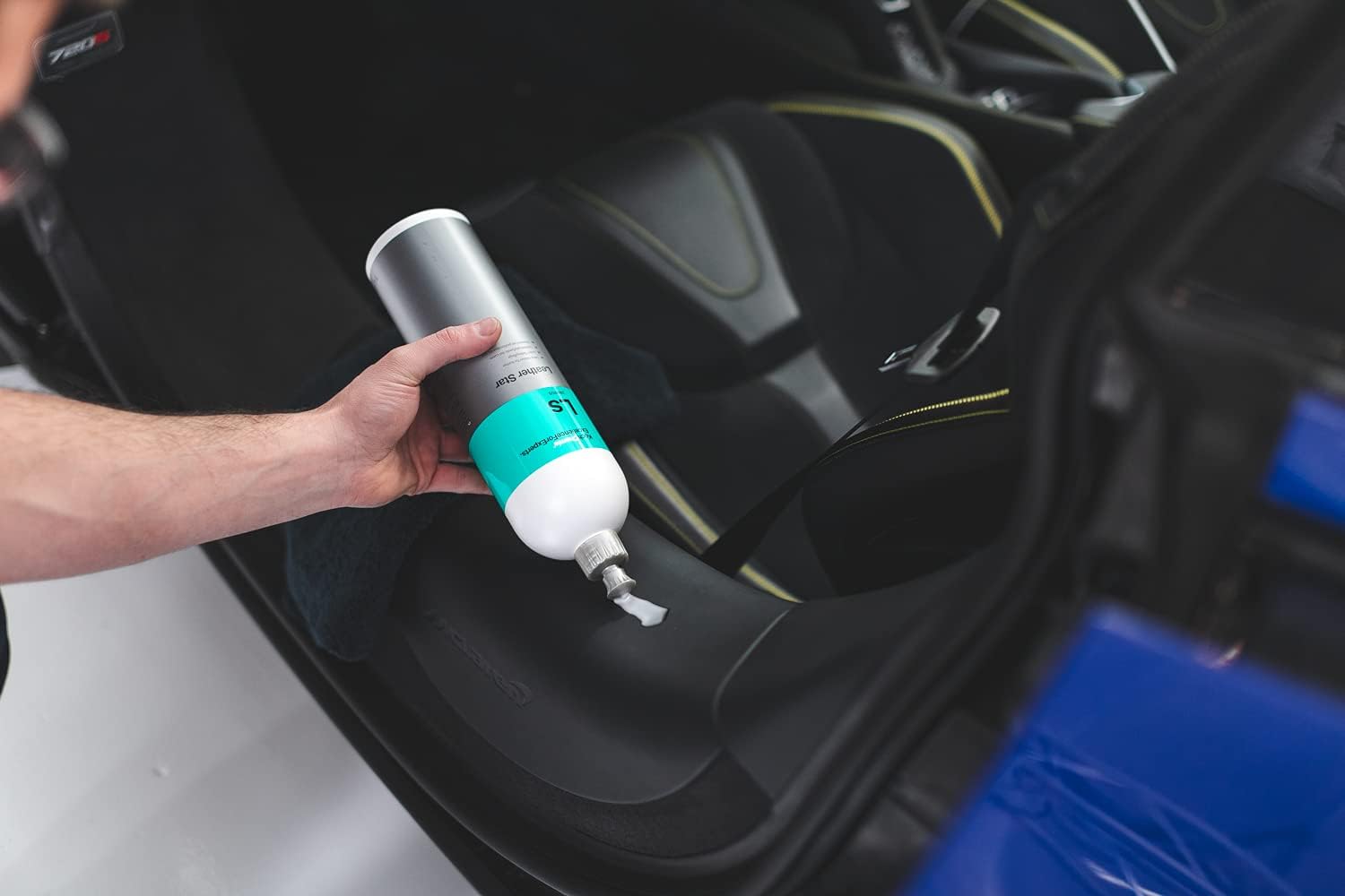 KOCHCHEMIE - Leather Star - Deep Cleaner for Leather; Revitalizes, Preserves, and Protects; Pleasant Fragrance, Color Intensifying Appearance, Supple Soft Feel; Non-Slippery Formula (1 Liter)