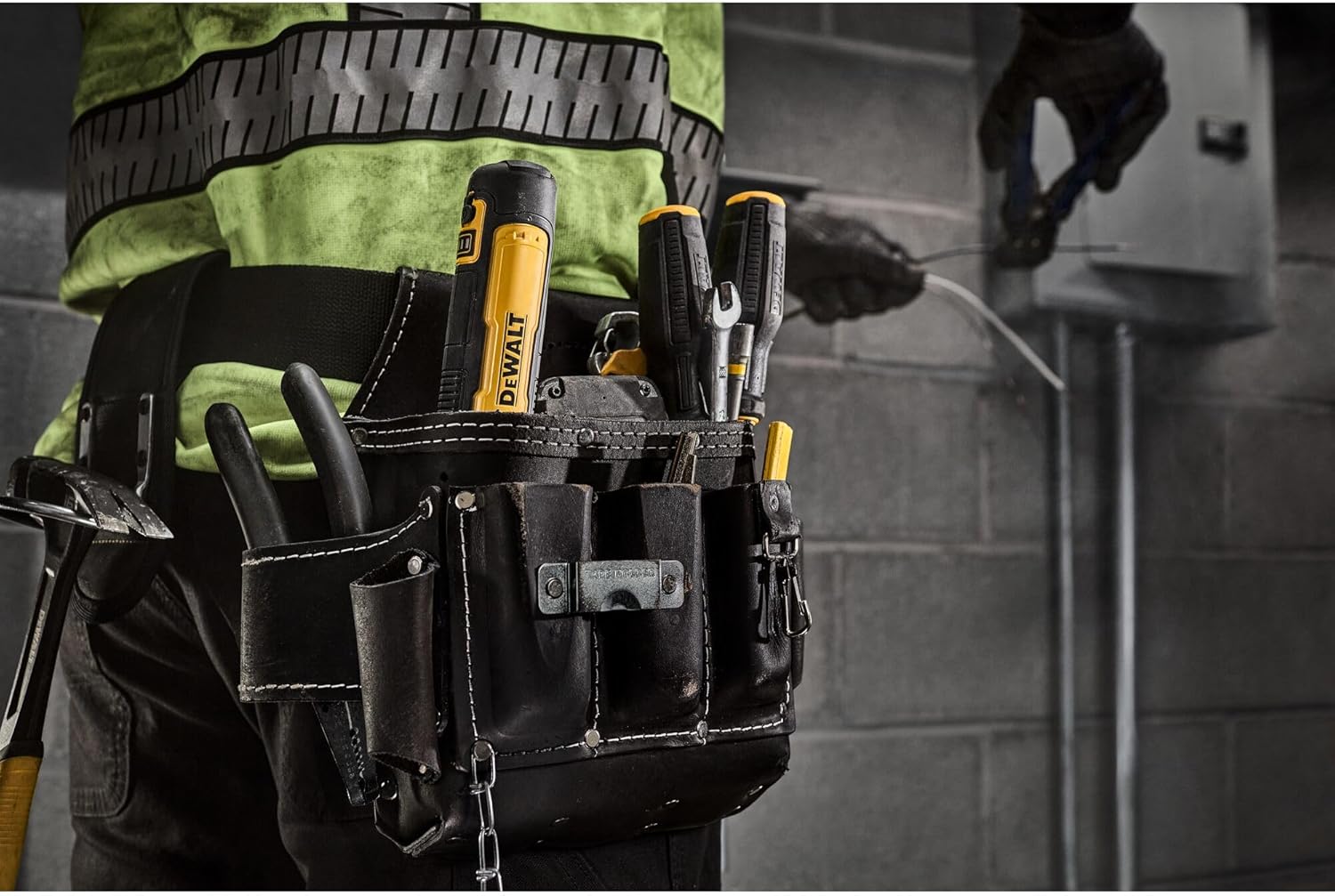 DEWALT Cordless Screwdriver, 4V USB Rechargeable Electric Screwdriver with 12 pcs Screwdriver Bit Set, LED Light, FLEXDRIVE Control, Compact, Ergonomic (DWHT66719)