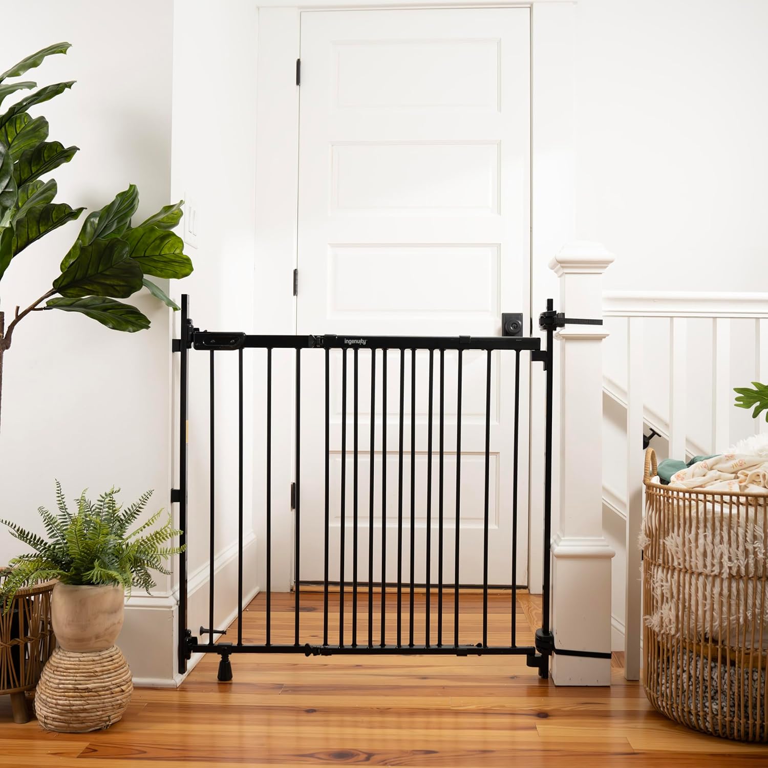 Summer Infant Metal Banister & Stair Safety Baby Gate, 31'-46' Wide, 32.5' Tall, Banister & Wall Mount, Black