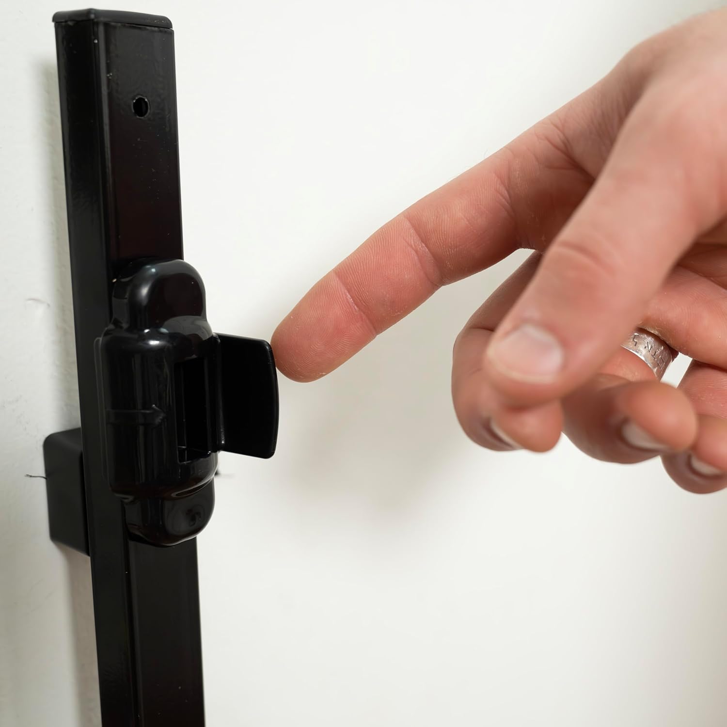 Summer Infant Metal Banister & Stair Safety Baby Gate, 31'-46' Wide, 32.5' Tall, Banister & Wall Mount, Black - Image 7