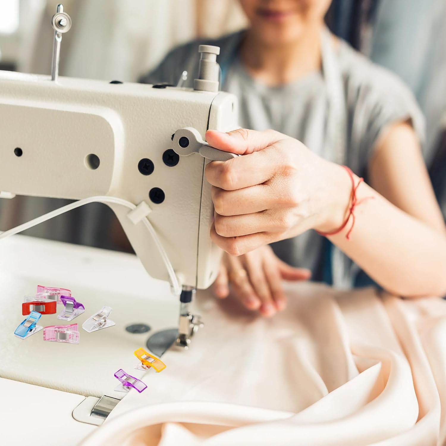 Bofoho 100PCS Sewing Clips with Storage Box u2013 Strong Grip, No Pin Marks, Multi-Colored Quilting Clips for Fabric, Crafts & Sewing Projects