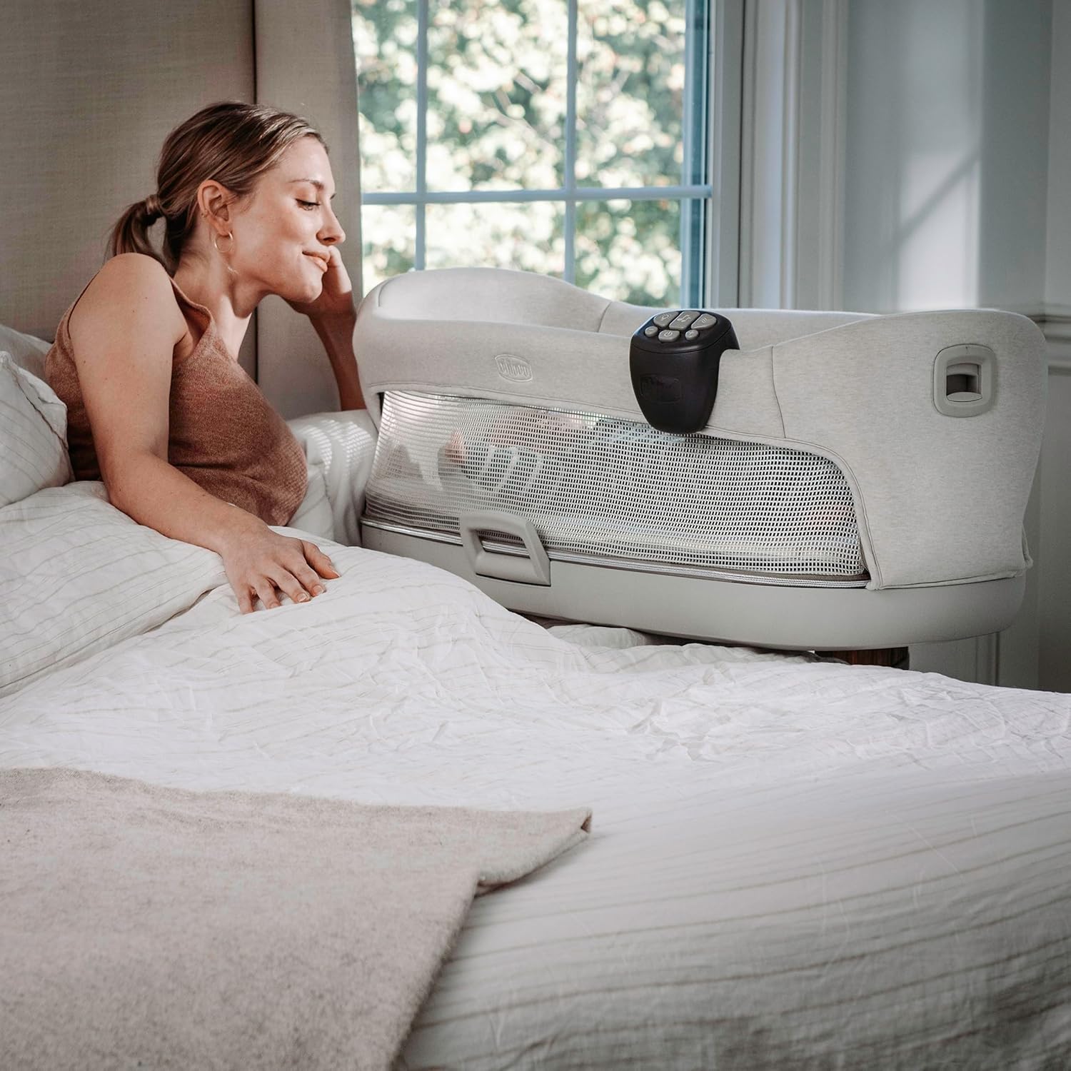 Chicco Close to You 3-in-1 Bassinet, Bedside Sleeper and Changing Table with Storage Organizer, Adjustable Height | Oat/Beige