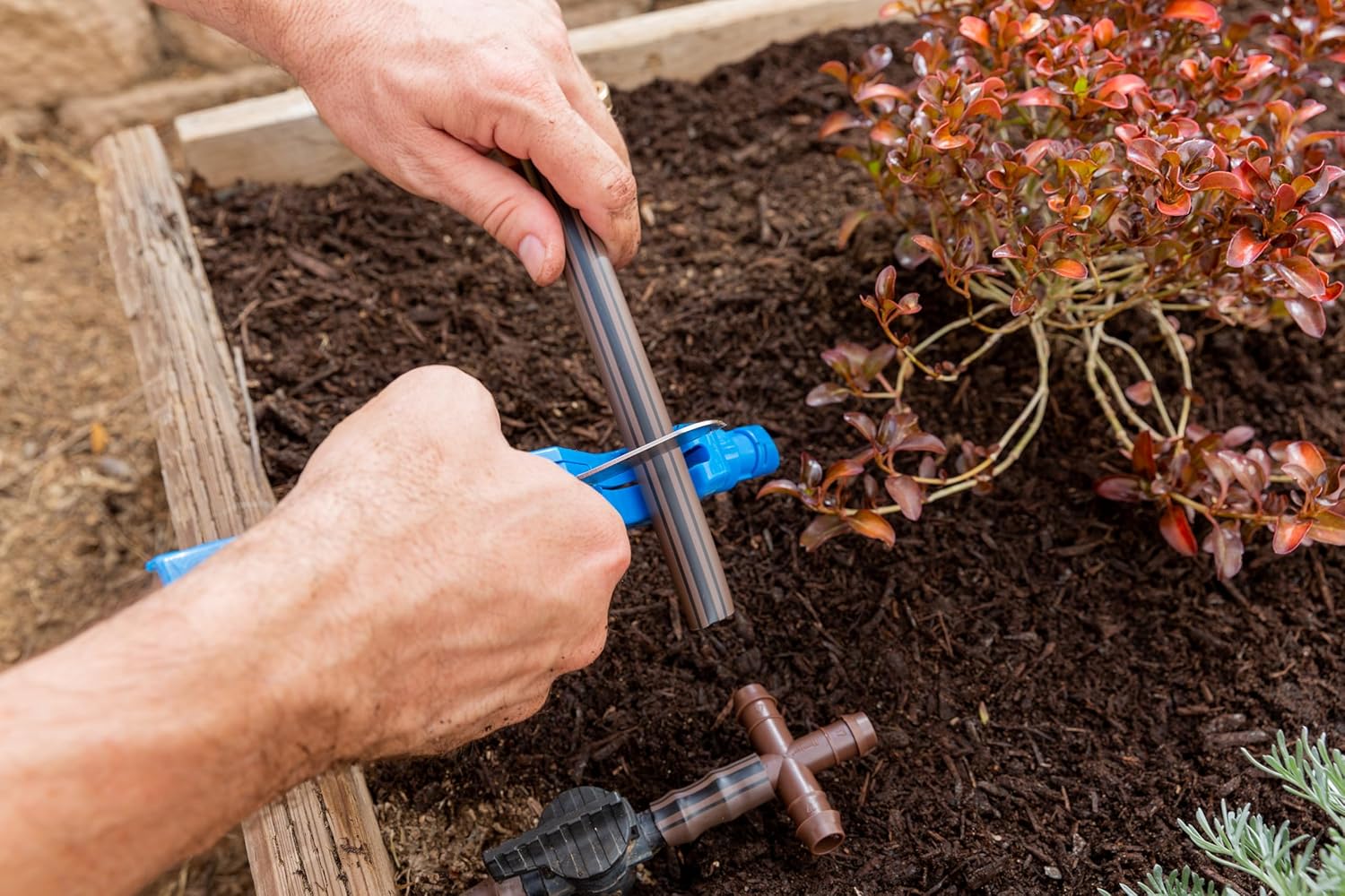 Hunter HDL Dripline PC 250 ft, 0.9 GPH Pressure Compensating Drip Irrigation Tubing, 12" Emitter Spacing for Garden, Lawn, Raised Beds, Landscaping