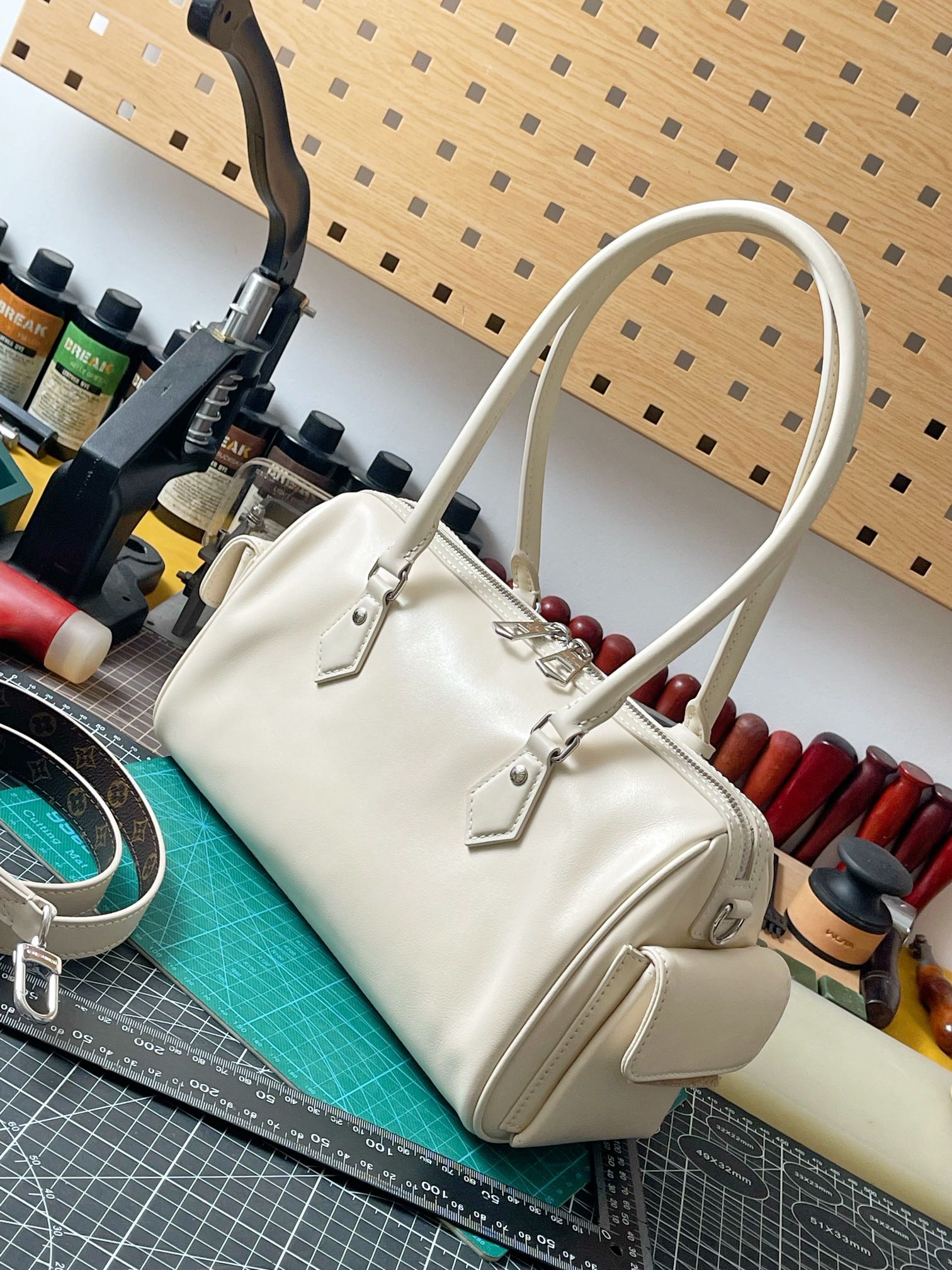 Roen Women's Large White Ivory Leather Tote Bag