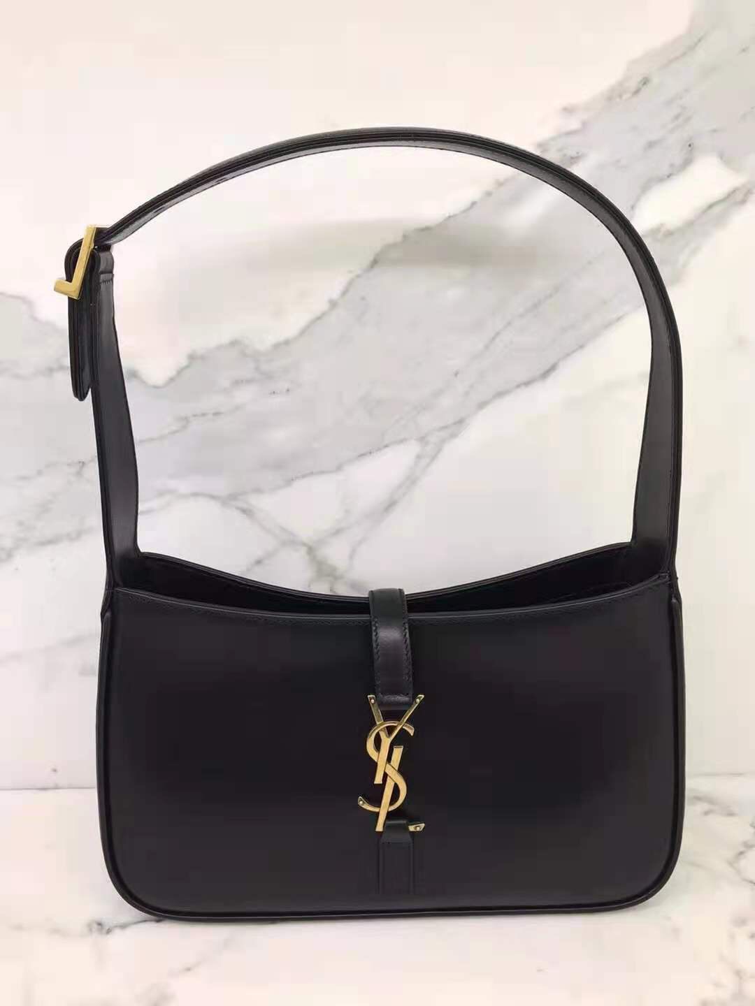 Saint Laurent 5A7 logo-plaque Shoulder Bag | Black