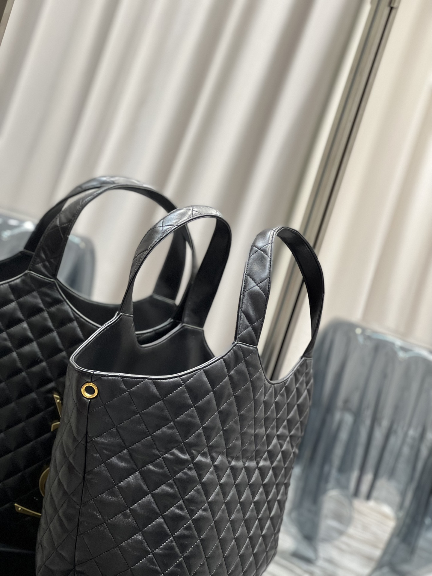 SAINT LAURENT Lambskin Quilted Maxi Icare Shopping Tote Black 1220642 |