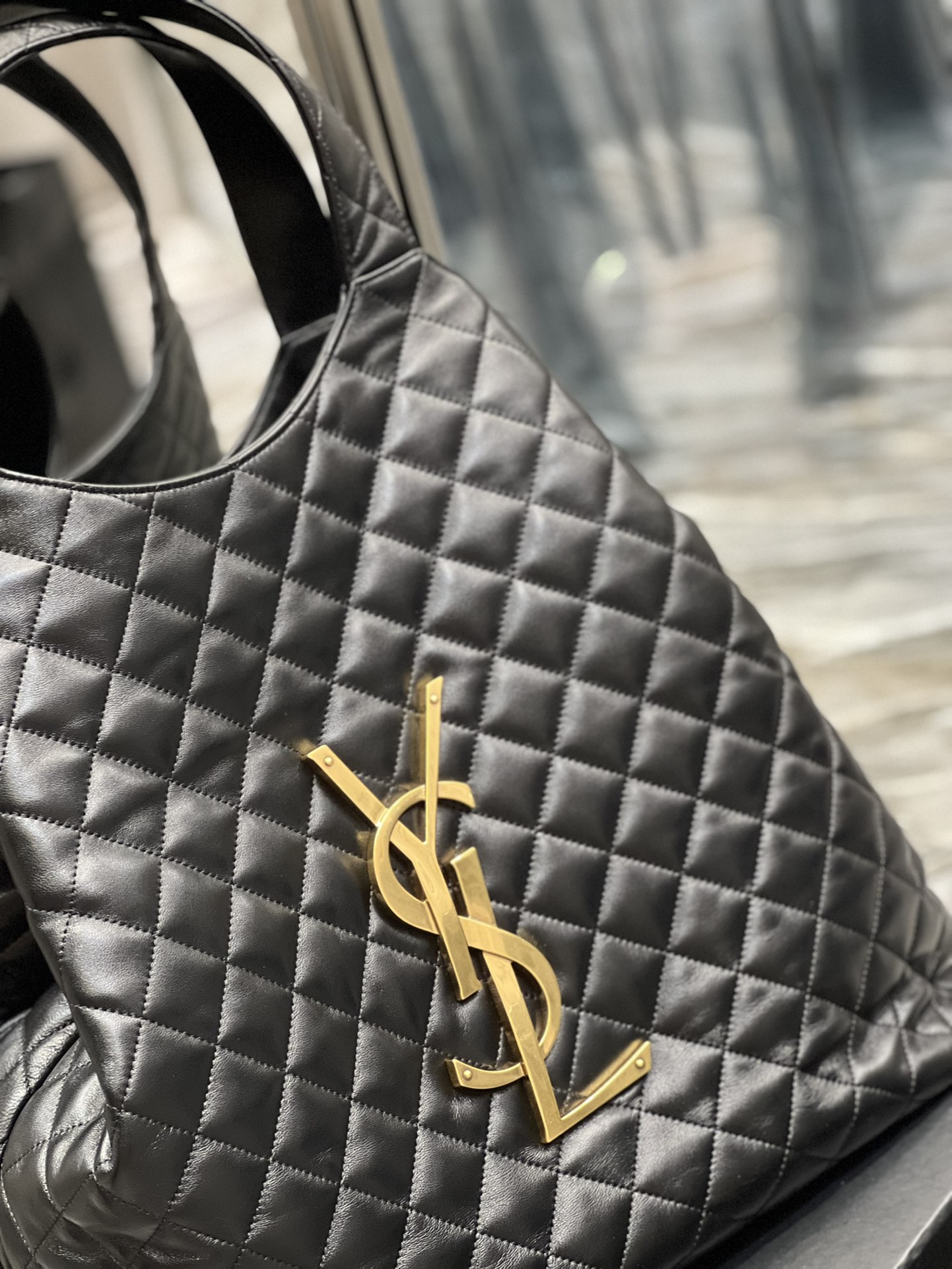 SAINT LAURENT Lambskin Quilted Maxi Icare Shopping Tote Black 1220642 |