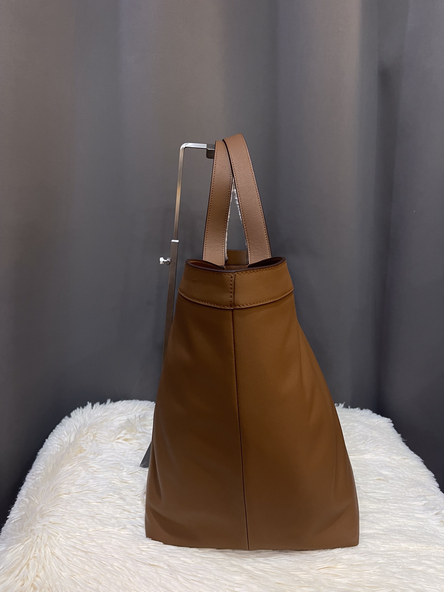 Saint Laurent Large Y Leather Tote Bag | Brown