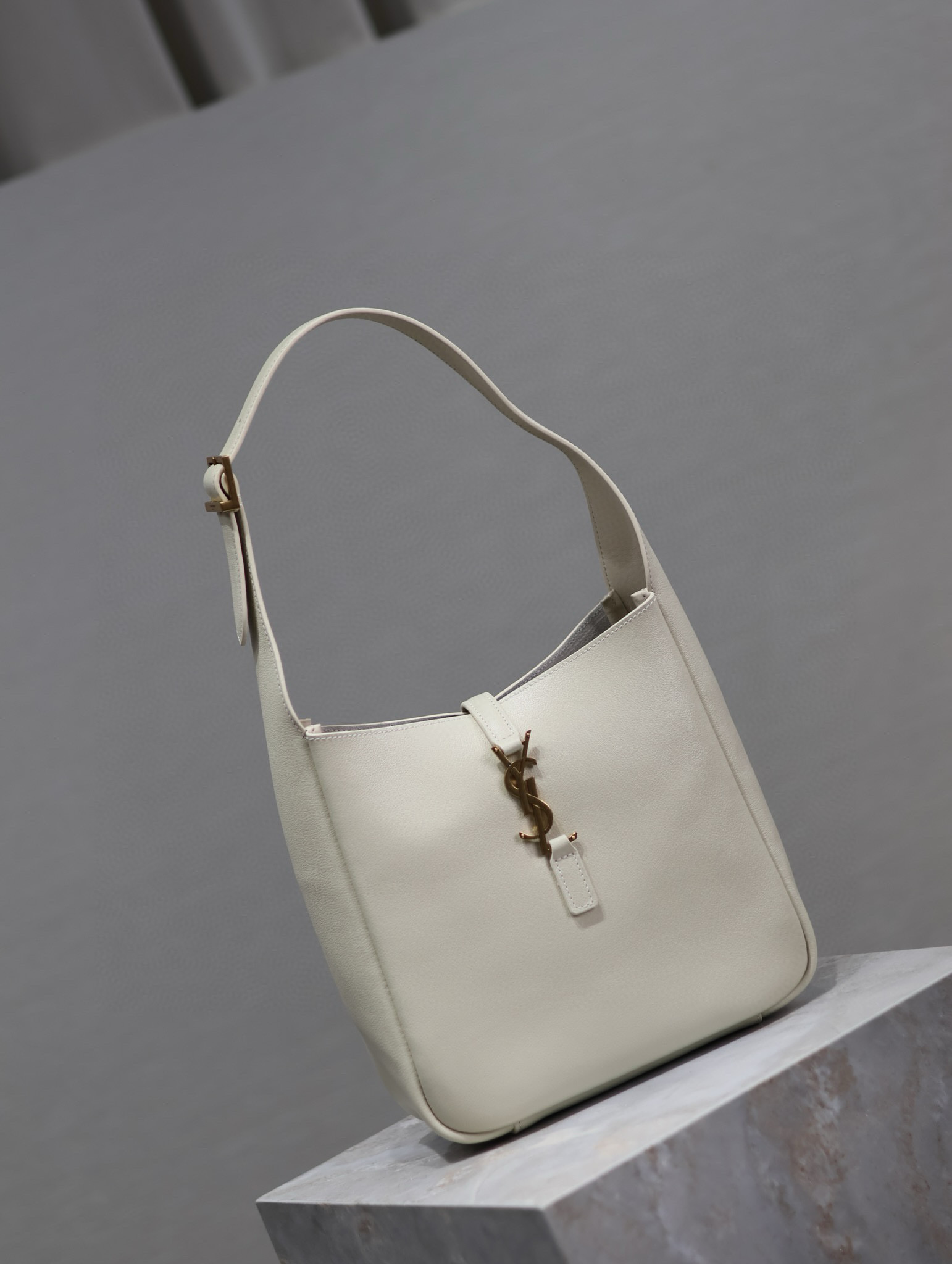 SAINT LAURENT Le 5 à 7 small leather hobo bag  white