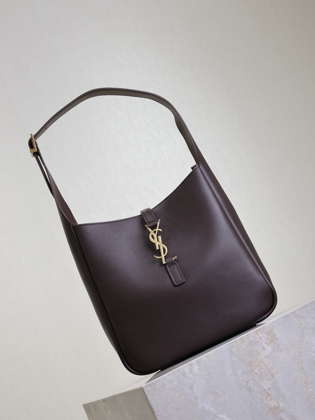 Saint Laurent LE 5 À 7 supple LARGE in grained leather | Saint Laurent |