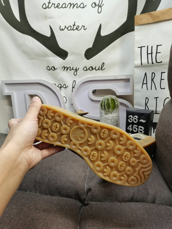 Shoes Adidas 052D uses soft fiber cow split leather combined with imported mercerized pig leather upper material #Leather lining with shock-absorbing PU latex foot pad #External wear-resistant outsole “Retro Sports” latest cross-border collaboration, Italian luxury brand Gucci x German sports brand Adidas Adi10