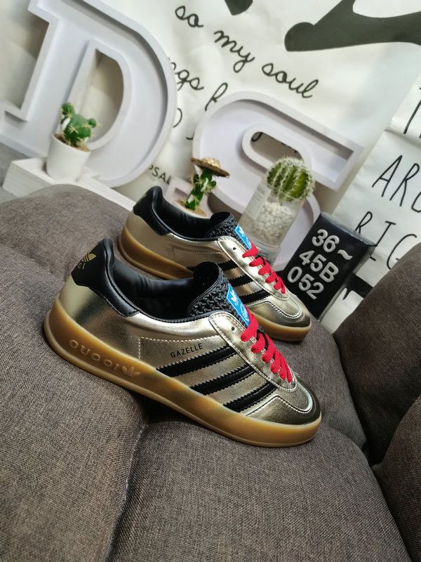 Shoes Adidas 052D uses soft fiber cow split leather combined with imported mercerized pig leather upper material #Leather lining with shock-absorbing PU latex foot pad #External wear-resistant outsole “Retro Sports” latest cross-border collaboration, Italian luxury brand Gucci x German sports brand Adidas Adi10