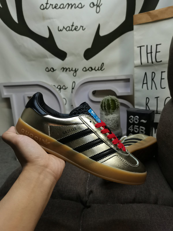 Shoes Adidas 052D uses soft fiber cow split leather combined with imported mercerized pig leather upper material #Leather lining with shock-absorbing PU latex foot pad #External wear-resistant outsole “Retro Sports” latest cross-border collaboration, Italian luxury brand Gucci x German sports brand Adidas Adi10