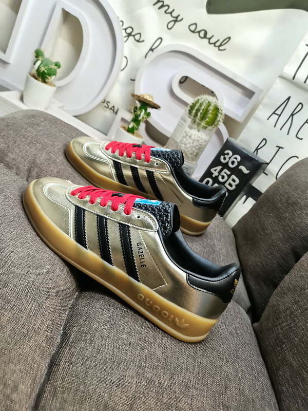 Shoes Adidas 052D uses soft fiber cow split leather combined with imported mercerized pig leather upper material #Leather lining with shock-absorbing PU latex foot pad #External wear-resistant outsole “Retro Sports” latest cross-border collaboration, Italian luxury brand Gucci x German sports brand Adidas Adi10