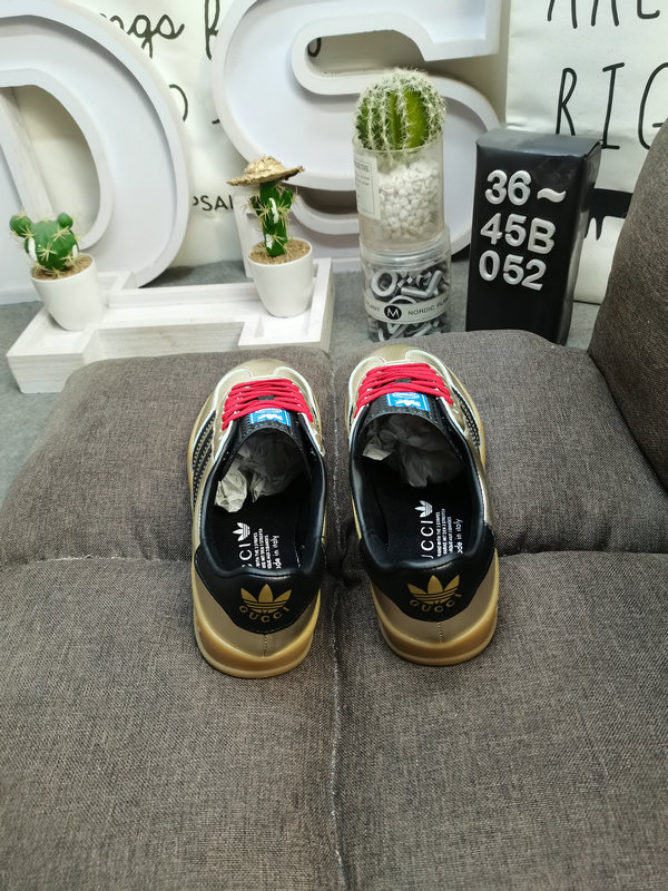 Shoes Adidas 052D uses soft fiber cow split leather combined with imported mercerized pig leather upper material #Leather lining with shock-absorbing PU latex foot pad #External wear-resistant outsole “Retro Sports” latest cross-border collaboration, Italian luxury brand Gucci x German sports brand Adidas Adi10