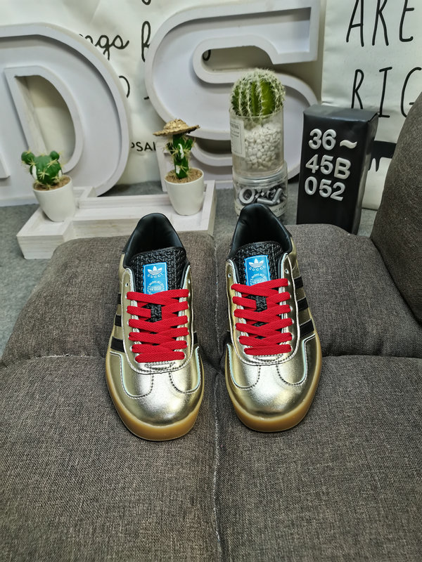 Shoes Adidas 052D uses soft fiber cow split leather combined with imported mercerized pig leather upper material #Leather lining with shock-absorbing PU latex foot pad #External wear-resistant outsole “Retro Sports” latest cross-border collaboration, Italian luxury brand Gucci x German sports brand Adidas Adi10