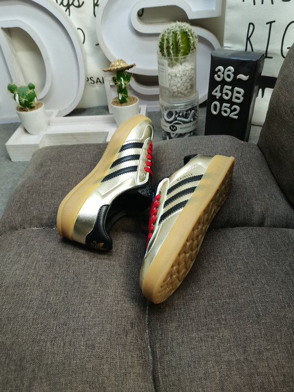 Shoes Adidas 052D uses soft fiber cow split leather combined with imported mercerized pig leather upper material #Leather lining with shock-absorbing PU latex foot pad #External wear-resistant outsole “Retro Sports” latest cross-border collaboration, Italian luxury brand Gucci x German sports brand Adidas Adi10