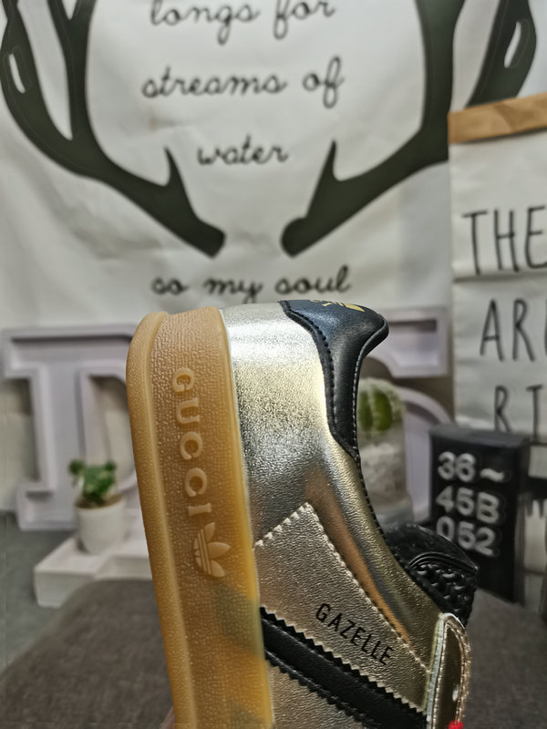 Shoes Adidas 052D uses soft fiber cow split leather combined with imported mercerized pig leather upper material #Leather lining with shock-absorbing PU latex foot pad #External wear-resistant outsole “Retro Sports” latest cross-border collaboration, Italian luxury brand Gucci x German sports brand Adidas Adi10