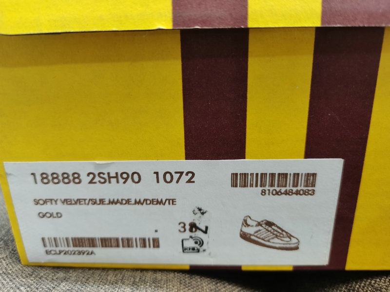 Shoes Adidas 052D uses soft fiber cow split leather combined with imported mercerized pig leather upper material #Leather lining with shock-absorbing PU latex foot pad #External wear-resistant outsole “Retro Sports” latest cross-border collaboration, Italian luxury brand Gucci x German sports brand Adidas Adi10