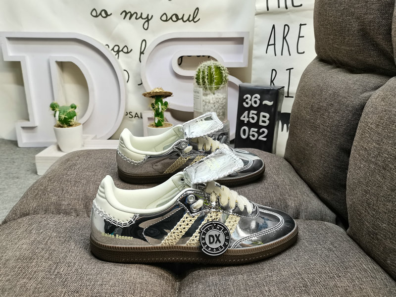 Shoes Adidas 052D Wales Bonner x Adidas Samba co-branded retro sports shoes. Simple color matching this year’s popular liquid silver is full of unknown feeling. Three stripes lace makeup ribbon on the side! 10