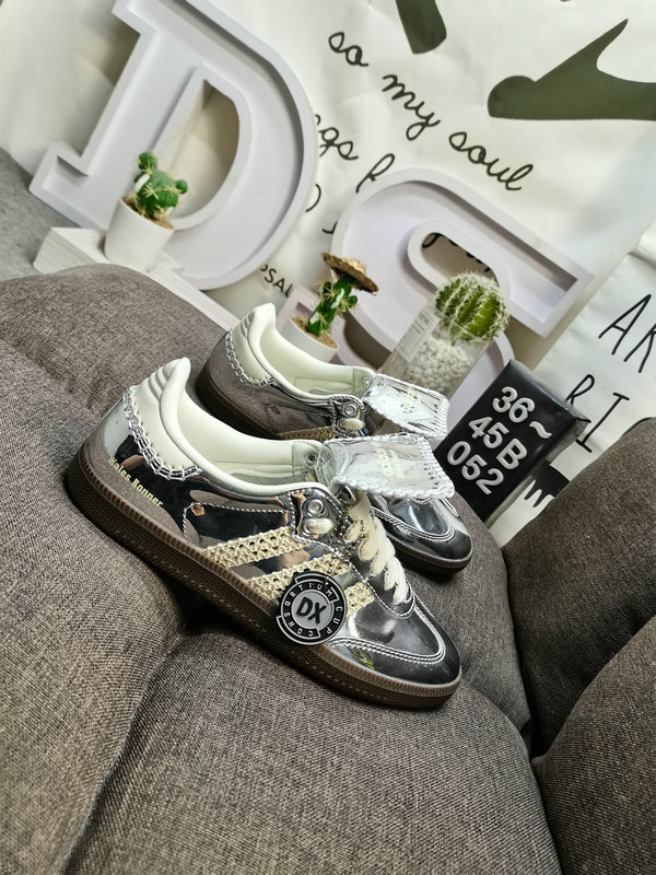 Shoes Adidas 052D Wales Bonner x Adidas Samba co-branded retro sports shoes. Simple color matching this year’s popular liquid silver is full of unknown feeling. Three stripes lace makeup ribbon on the side! 10