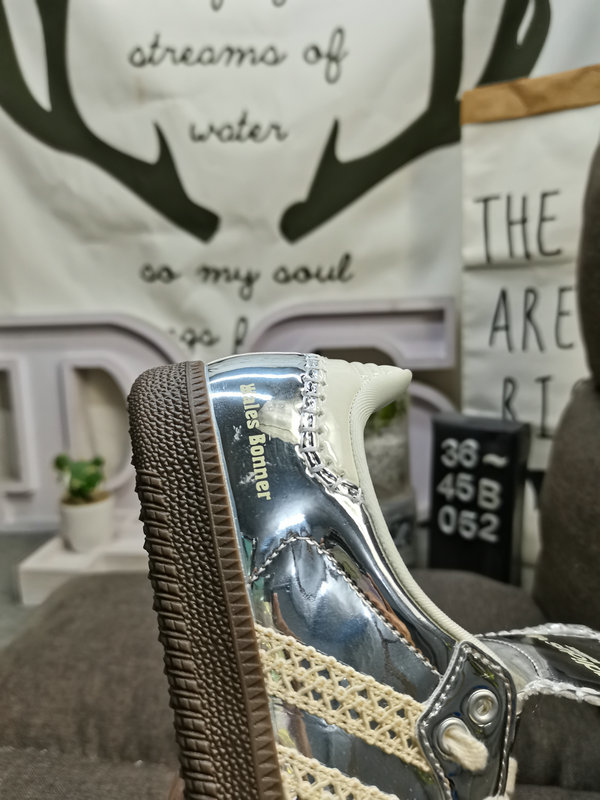 Shoes Adidas 052D Wales Bonner x Adidas Samba co-branded retro sports shoes. Simple color matching this year’s popular liquid silver is full of unknown feeling. Three stripes lace makeup ribbon on the side! 10