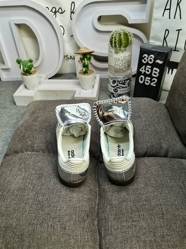 Shoes Adidas 052D Wales Bonner x Adidas Samba co-branded retro sports shoes. Simple color matching this year’s popular liquid silver is full of unknown feeling. Three stripes lace makeup ribbon on the side! 10